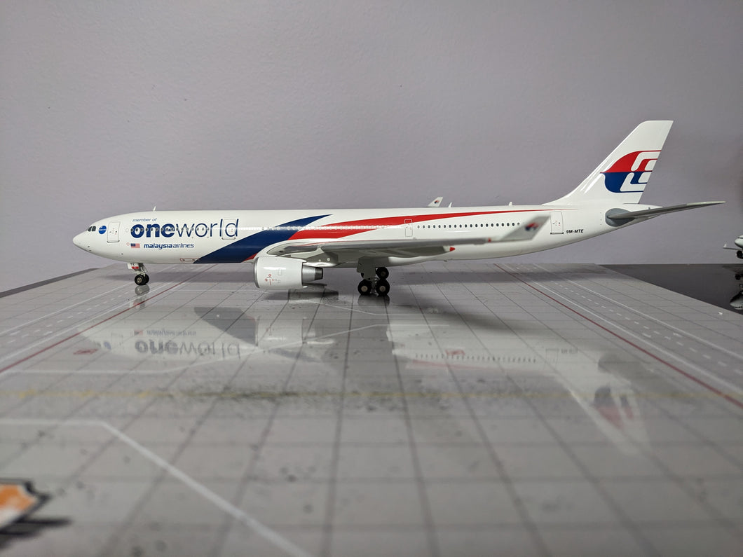 1:200 JC MALAYSIA A330-300 9M-MTE ONEWORLD