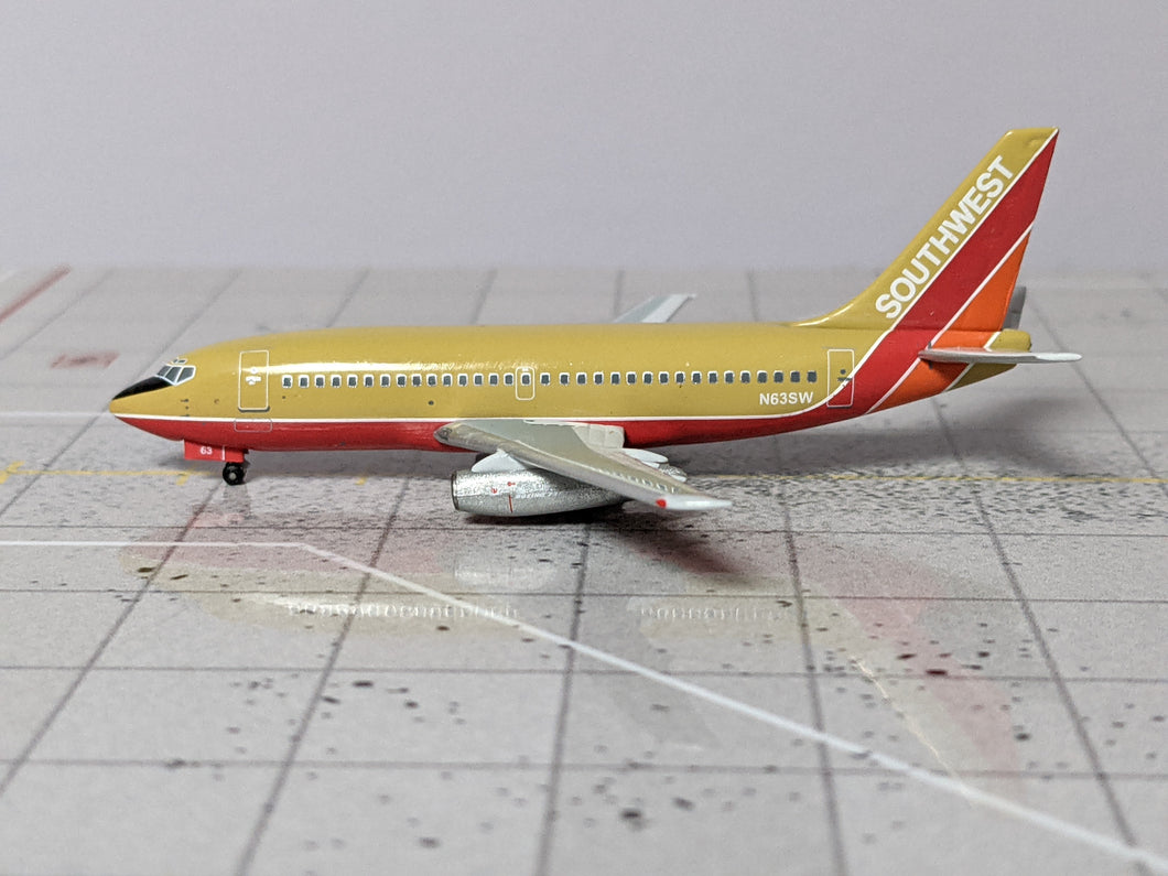 1:400 AEROCLASSICS SOUTHWEST B737-200 N63SW DESERT GOLD MUSTARD ROCKET